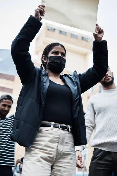 Das Ist Eine Verletzung Unserer Rechte Eine Junge Frau Protestiert — Stockfoto