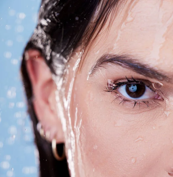 要新鲜和风趣 不要肮脏和肮脏 一个年轻女子在蓝色背景下洗澡的工作室肖像 — 图库照片