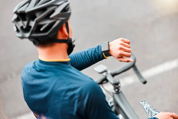 健身和骑自行车在城市里骑男子自行车 以促进有氧运动的健康 锻炼和可持续的生活方式 运动员的自行车训练与时间与技术与自行车在街上的动机 — 图库照片