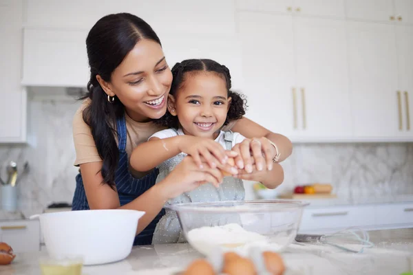 厨房烹调 母亲和孩子们学习烘焙 并帮助准备鸡蛋 面粉或食物配料 妈妈的爱 黑人家庭的乐趣或妇女与少女的关系 儿童发展支助和照料 — 图库照片