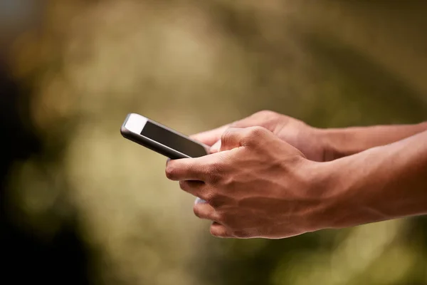 Man Handen Parkeren Typen Telefoon Mobiele App Sociale Media Digitale — Stockfoto