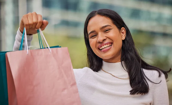 Yüzü Gülüşü Alışveriş Torbalarıyla Şehirde Alışveriş Yapan Kadın Perakende Mağaza — Stok fotoğraf