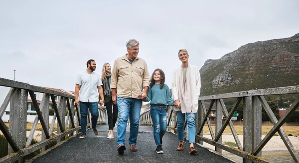 Familie Spaziergänge Und Reisen Mit Einem Mädchen Und Großeltern Die — Stockfoto