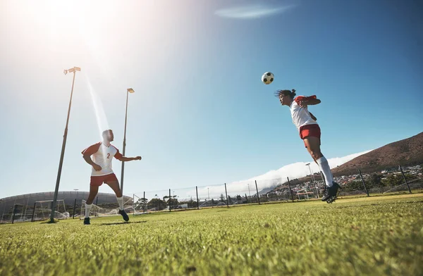 足球和运动队在户外运动训练 锻炼和锻炼身体 以锻炼身体 足球运动员 在健康的体育运动中头脑清醒 在草地上一起练球 — 图库照片