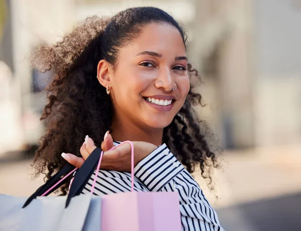 Shopping Väska Stad Och Svart Kvinna Med Detaljhandeln Försäljning Rabatt — Stockfoto