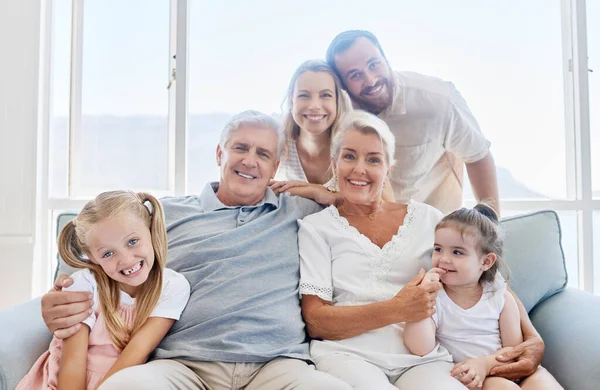 Család Szerelem Gyerekek Egy Lánnyal Szülőkkel Nagyszülőkkel Akik Otthon Ülnek — Stock Fotó
