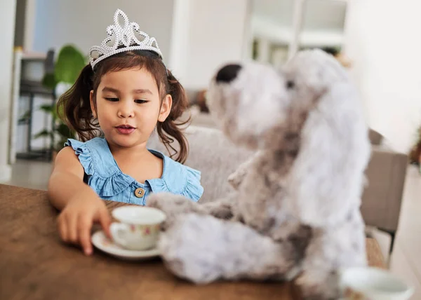 Mädchen Spielzeug Und Tee Party Einem Tisch Mit Einer Prinzessinnenkrone — Stockfoto
