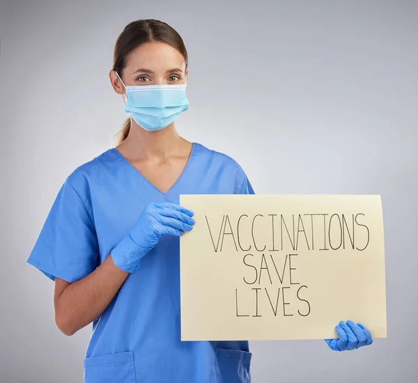 Можу Виразити Наскільки Необхідно Молода Медсестра Яка Тримає Знак Вакцинації — стокове фото