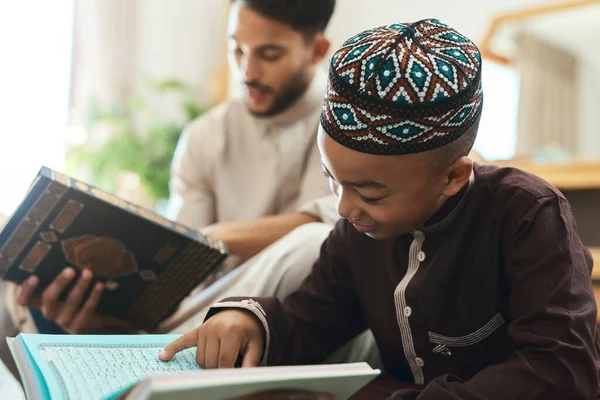 有其父必有其子 一个年轻的穆斯林男子和他的儿子在家里的休息室看书 — 图库照片