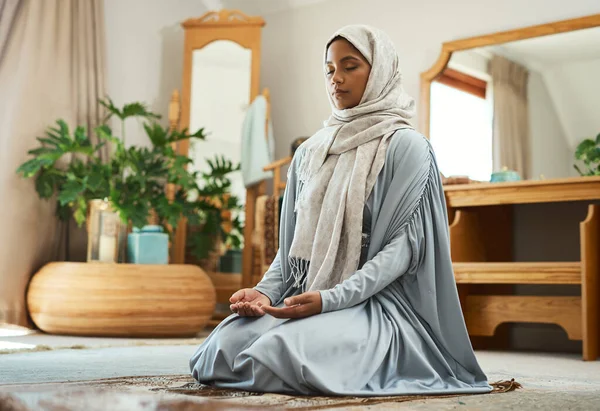 Orando Con Corazón Expectante Una Joven Musulmana Rezando Salón Casa —  Fotos de Stock