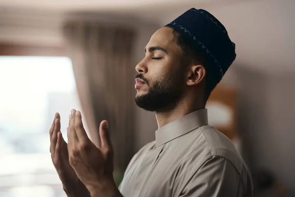 Gebed Het Verhogen Van Iemands Hart Een Jonge Moslim Man — Stockfoto