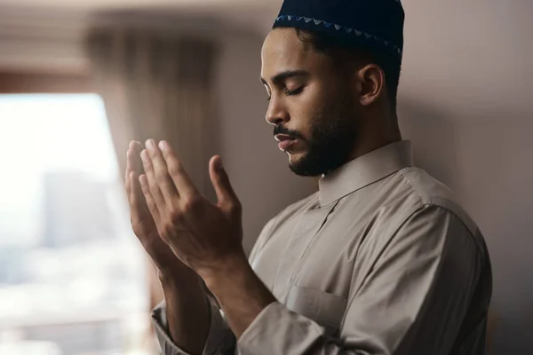 别把祈祷变成独白 这是一种对话 一个年轻的穆斯林男子在家里的休息室里祈祷 — 图库照片
