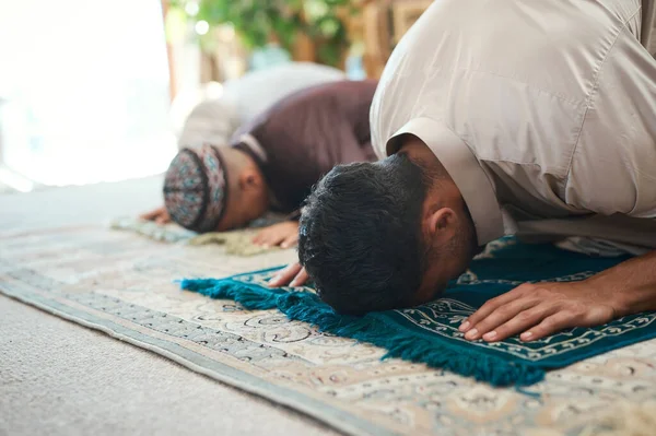 Esperas Tendrás Una Joven Pareja Musulmana Hijo Orando Sala Estar —  Fotos de Stock