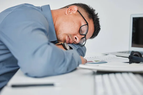 Trabalho Horas Extraordinárias Belo Jovem Empresário Dormindo Sua Mesa Escritório — Fotografia de Stock