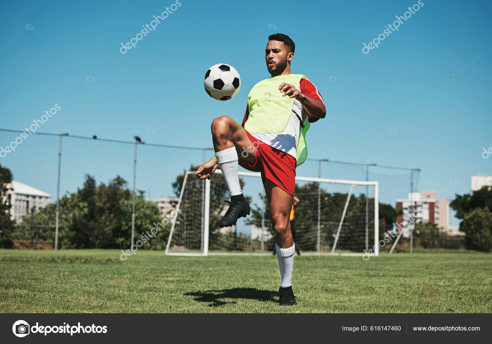 Meninos Jogando Bola De Futebol No Local De Treinamento. Jovem