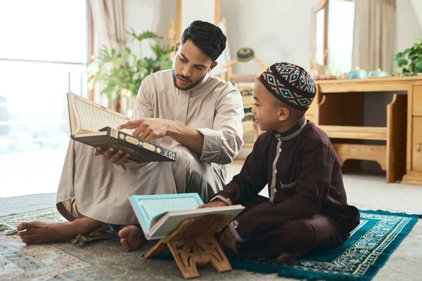 Vaše Dítě Neodchýlí Svého Učení Mladý Muslim Jeho Syn Čtení — Stock fotografie