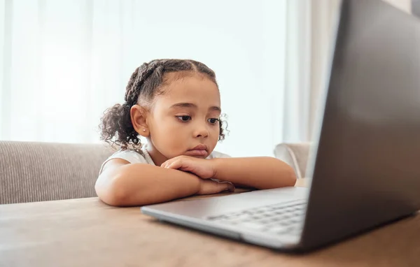 Bambini Laptop Istruzione Con Una Ragazza Che Impara Casa Online — Foto Stock