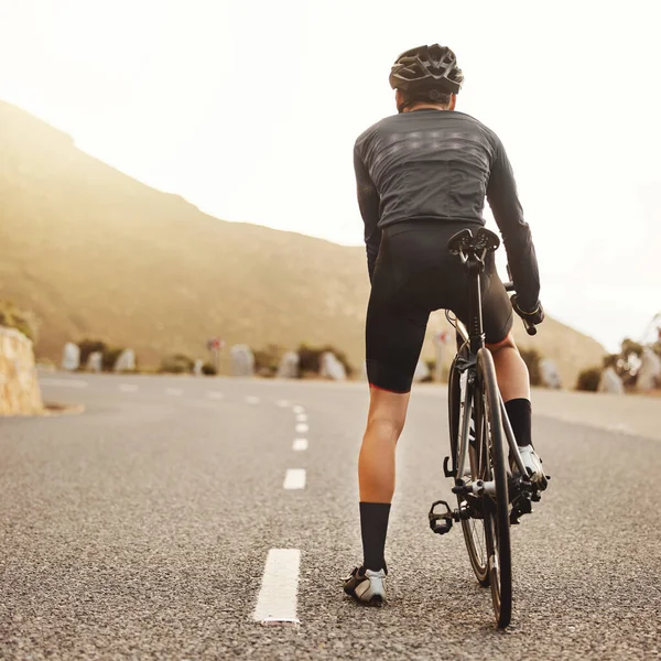 自行车手 农村道路或健身自行车 用于日出锻炼 训练和锻炼 以达到健康目标 健康或心脏有氧运动 澳大利亚街上头戴安全帽的人 运动员或自行车运动员 — 图库照片
