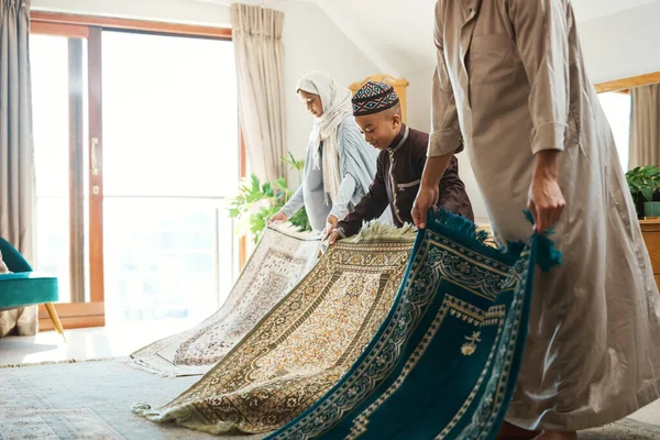 最も愛されている行為は 一貫して行われるものです イスラム教徒の家族が自宅で礼拝用のマットを用意し — ストック写真