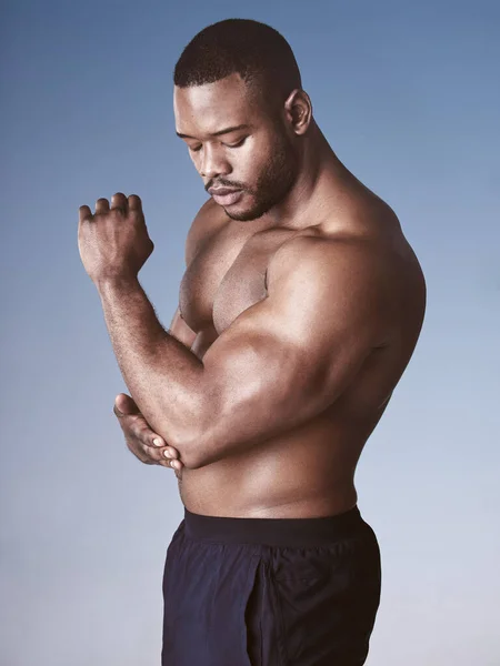 Überprüfen Sie Den Fortschritt Meines Trainings Ein Gutaussehender Junger Mann — Stockfoto