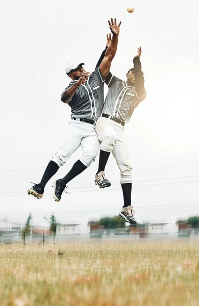 スポーツ 男性は 試合中にフィールドでボールをキャッチするジャンプ チームワークでアクションや動き フィットネス 野球チーム 黒の男はチームメイトと一緒にジャンプしてキャッチアウトを助けるために — ストック写真