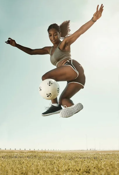 夏の間の競争 心臓および適性のための分野でのサッカー スポーツおよび黒の女性の訓練 スポーツグラウンドや公園でサッカーの練習中にトリックを行う若い フォーカスとアフリカの選手 — ストック写真