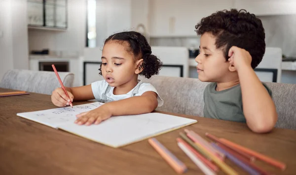 Kreatywne Rodzinne Dzieci Czerpiące Kreatywność Projektu Edukacyjnego Lub Artystycznego Przedszkola — Zdjęcie stockowe