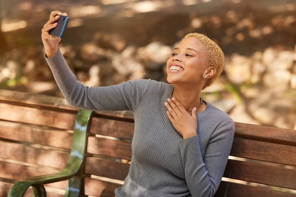 Banco Estacionamento Selfie Telefone Mulher Negra Natureza Livre Tirando Fotos — Fotografia de Stock