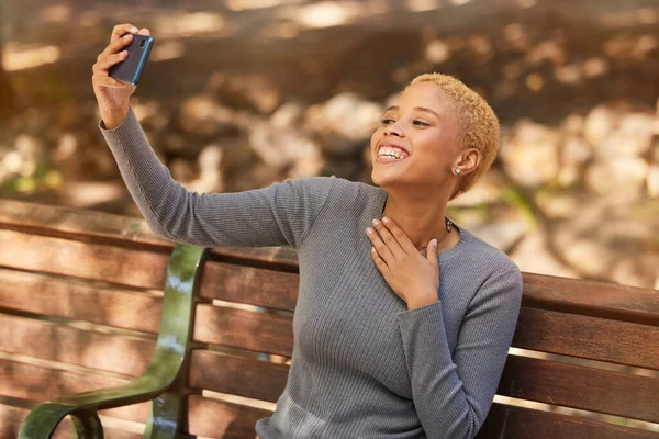 Panchina Del Parco Selfie Telefonici Donna Nera Natura All Aperto — Foto Stock