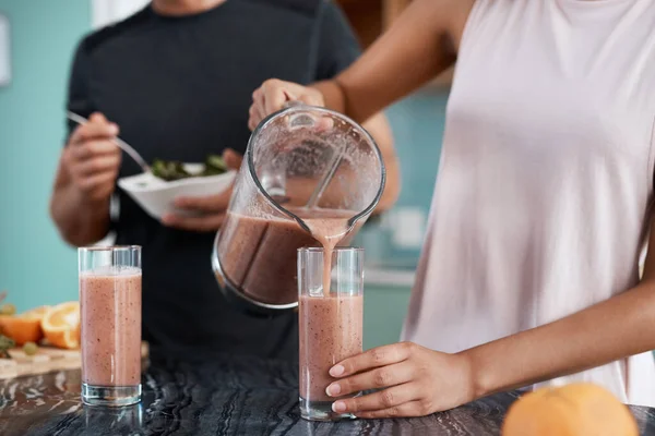 Prêt Boire Jeune Couple Méconnaissable Affectueux Faisant Des Smoothies Dans — Photo