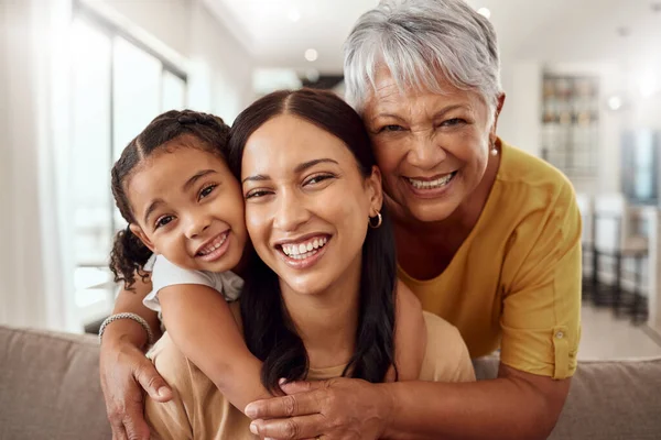 Retrato Criança Mãe Avó Casa Sofá Com Sorriso Amor Apoio — Fotografia de Stock