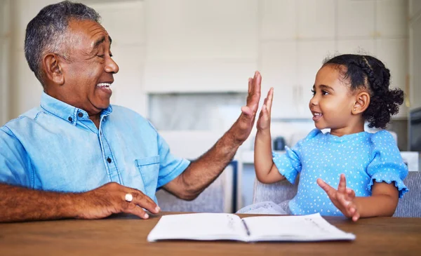 High Five Barn Lärande Och Svart Familj Farfar Stöd Hjälp — Stockfoto