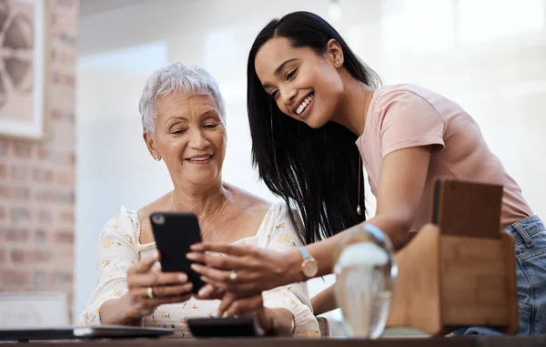 Felicidad Asegurada Una Mujer Joven Usando Teléfono Inteligente Con Anciana — Foto de Stock