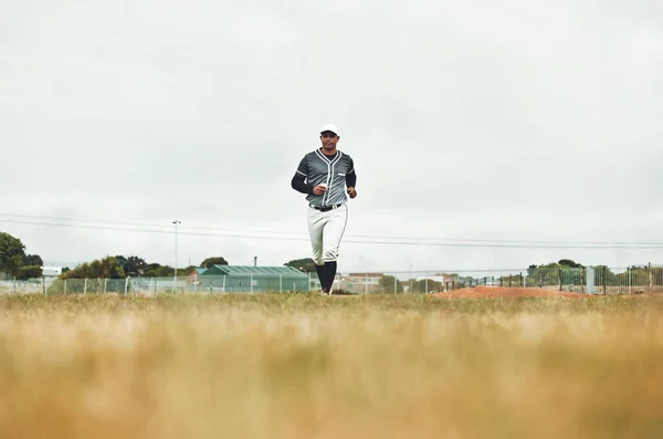 棒球运动员在棒球场上跑步 运动和健身 进行体育竞赛 男子运动员在室外场地比赛开始时的运动 健康和棒球 — 图库照片