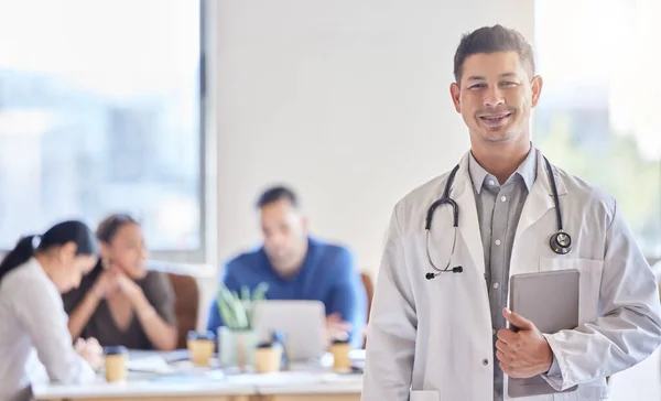 Salud Está Salvo Mis Manos Joven Médico Pie Con Una — Foto de Stock