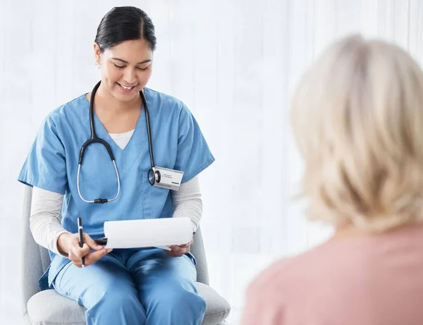 Laissez Moi Jeter Oeil Vos Antécédents Médicaux Une Infirmière Assise — Photo