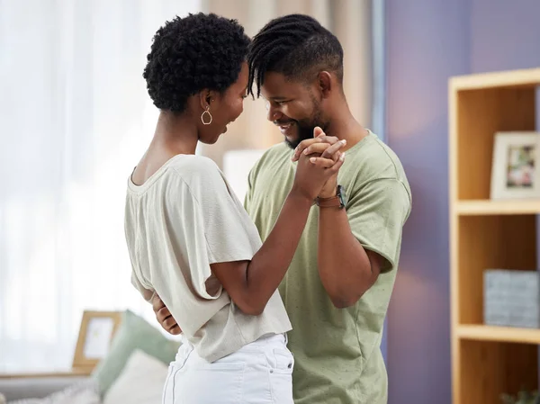 Den Bästa Delen Dagen Ett Ungt Par Dansar Vardagsrummet Hemma — Stockfoto