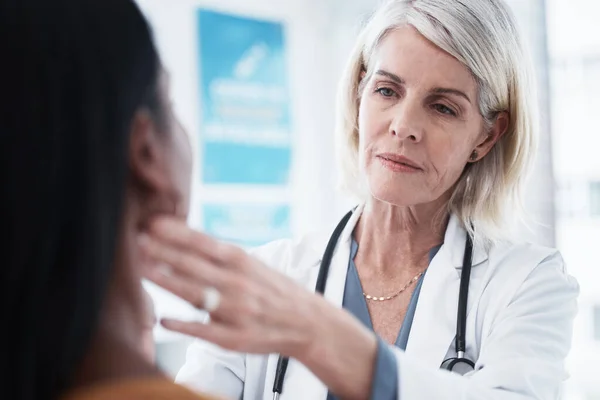 Tus Amígdalas Parecen Poco Tiernas Médico Que Examina Garganta Una —  Fotos de Stock