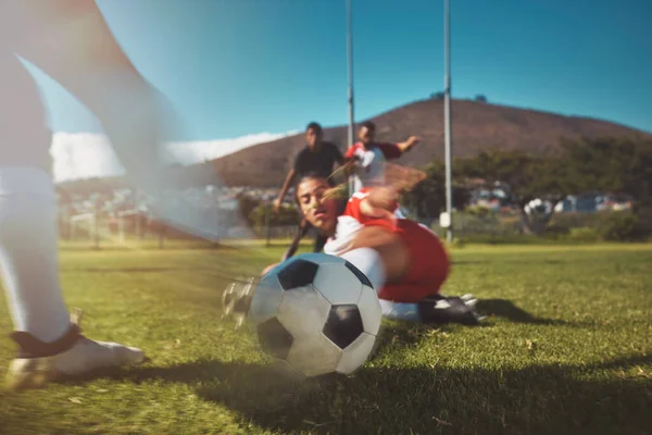 Futbol Top Slayt Müsabakası Erkekler Çim Sahada Sporcuyla Birlikte Futbol — Stok fotoğraf