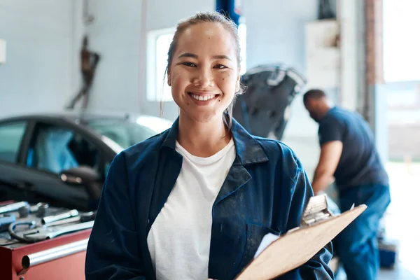 Semmi Perc Alatt Visszaadja Megjavított Kocsiját Egy Női Szerelő Aki — Stock Fotó
