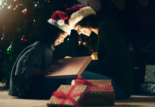 Weihnachten Ist Eine Schatztruhe Voller Kindheitserinnerungen Ein Süßes Kleines Mädchen — Stockfoto