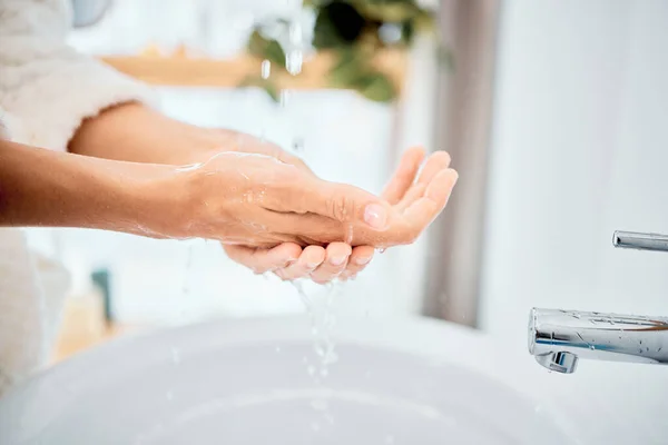 Остановить Распространение Микробов Женщина Моющая Руки Ванной — стоковое фото
