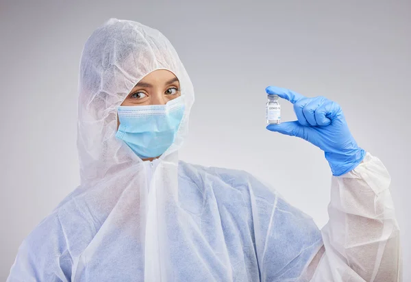 Czas Zakończyć Pandemię Pielęgniarka Posiadająca Fiolkę Szczepieniem Tle Pracowni — Zdjęcie stockowe