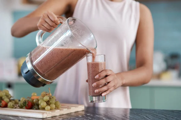 Remplissez Votre Tasse Une Jeune Femme Méconnaissable Faisant Des Smoothies — Photo