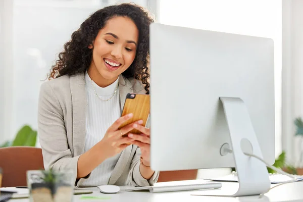 Lerleme Kaydetmek Için Bağlantılarını Kullanıyor Ofiste Çalışırken Cep Telefonu Kullanan — Stok fotoğraf