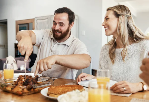 Familie Essen Und Mann Schneiden Hühnchen Beim Abendessen Party Mit — Stockfoto