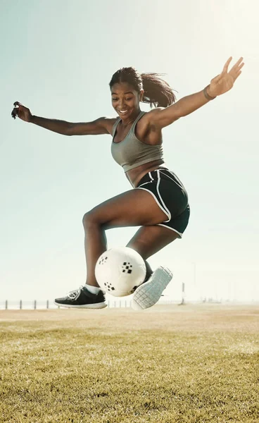 南アフリカのスポーツフィールドで屋外試合中にボールでジャンプするサッカー スキル スポーツトレーニングやゲームでフィットネスや運動を練習するサッカー トリックや健康的な女性 — ストック写真
