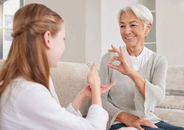 Oudere Vrouw Gebarentaal Dove Meisje Communicatie Praten Conversatie Huis Ondersteuning — Stockfoto