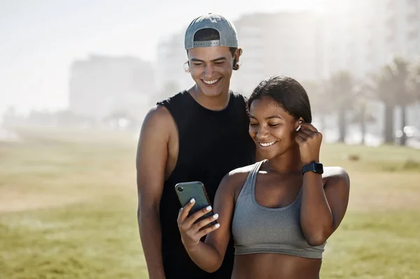 黑人妇女 男人和音乐耳机 用于电话音乐 收音机播放清单或用于锻炼 训练和锻炼的健康播客 用5G的科技把运动人士或健身朋友联系在一起 — 图库照片