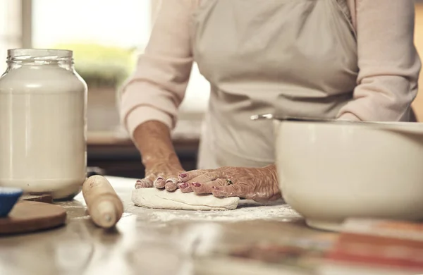 Leipominen Lempiharrastukseni Tunnistamaton Henkilö Leipomassa Keittiössä Kotona — kuvapankkivalokuva